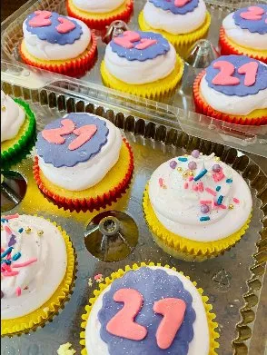 Cupcakes decorados para celebración de cumpleaños número 21