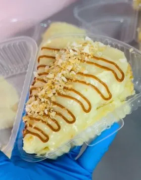 Bizcocho cremoso con drizzle de caramelo y coco tostado